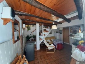een woonkamer met een trap in een huis bij La Casa Chica de Luis in Fuenteheridos