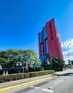 un edificio con un cartel frente a una calle en Blue Tree Towers Joinville, en Joinville