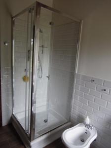 ein Bad mit einer Dusche, einem WC und einem Waschbecken in der Unterkunft La Turra - Casa di Campagna in Greve in Chianti