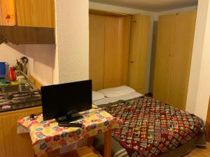 Zimmer mit einem Laptop auf einem Tisch in der Küche in der Unterkunft La Meison in Valgrisenche