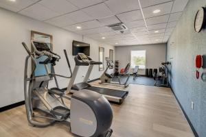 Un gimnasio con cintas de correr y elípticas en una habitación. en Holiday Inn Express & Suites Destin - Miramar Beach by IHG, en Destin