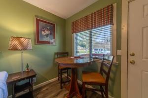 Pokój ze stołem, krzesłami i oknem w obiekcie Elk Meadow Cabins 15B Lady Bird - Single Room w mieście Orick