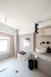 FlámbourasにあるEnnea Suites-Null suiteのバスルーム(白いトイレ、シンク付)