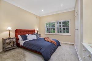 un dormitorio con una cama y una ventana en Karinya Parkland Estate, en Lambton 18 fotos más