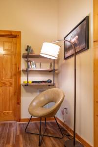 een stoel in een kamer met een lamp bij Summer Special! stunning views, near attractions in Sevierville