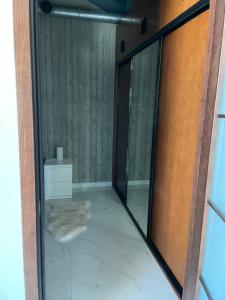 斯塔萬格的住宿－Madla，浴室内带地毯的玻璃淋浴间