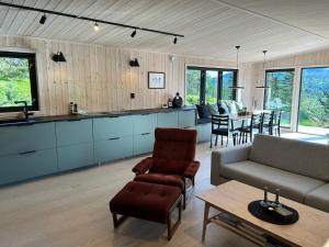 sala de estar con sofá y mesa en Vegglihytta - cabin with a tranquil location, en Veggli