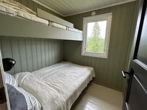 - une chambre avec 2 lits superposés et une fenêtre dans l'établissement Vegglihytta - cabin with a tranquil location, à Veggli