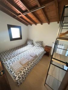 - une chambre avec un grand lit dans l'établissement Ca Luena, 
