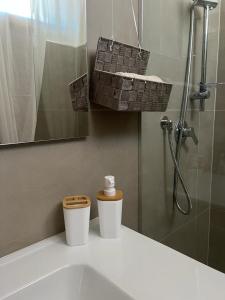 uma casa de banho com um lavatório com duas chávenas em La Vecchia Posta em Telti