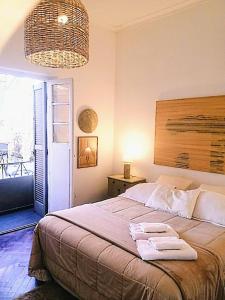 um quarto com uma cama com uma toalha em CASA ARISTIDES em Mendoza