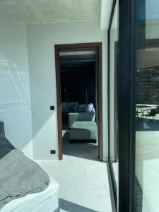 - une chambre avec un lit et une vue sur une pièce dans l'établissement Madla, à Stavanger