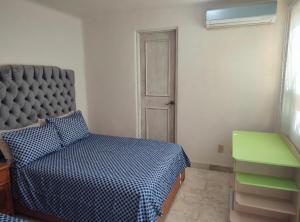 - une chambre avec un lit bleu et une commode verte dans l'établissement Casa Mar_bella 14, à Acapulco