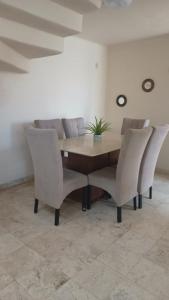 - une salle à manger avec une table et des chaises dans l'établissement Casa Mar_bella 14, à Acapulco