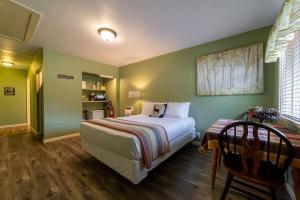 Giường trong phòng chung tại Elk Meadow Cabins 17B Gold Rush - Single Room