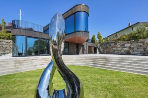 une sculpture en verre devant une maison dans l'établissement Madla.Villa, à Stavanger