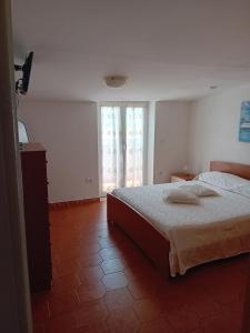 una camera con un letto e una grande finestra di Appartamento Marina di Pisticci-Marconia a Marconia