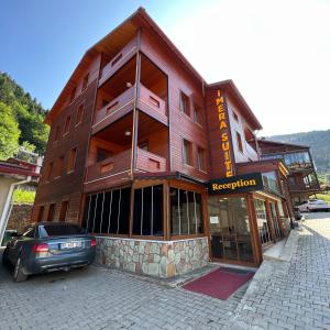 un edificio con un coche aparcado delante de él en İmera Suite Otel, en Uzungöl