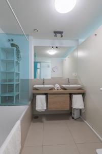 ベナルマデナにあるHill collectionのバスルーム(シンク2台、大きな鏡付)
