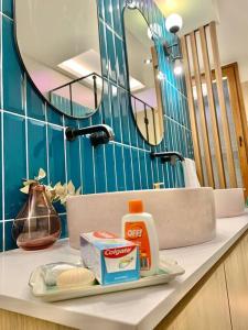 eine Badezimmertheke mit einem Waschbecken und einem Spiegel in der Unterkunft Mid-Century Veek - puro diseño in Belén de Escobar