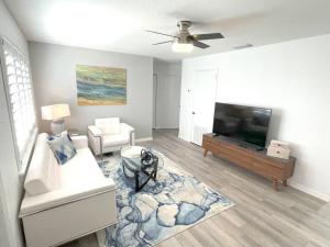 Modern Apartment - 4 of 4 في بونتا غوردا: غرفة معيشة مع تلفزيون بشاشة مسطحة وأريكة