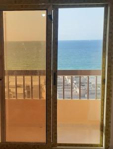 una ventana con vistas al océano en شقة مميزة فى الاسكندرية قرية الزهراء Alexandria, en Alejandría