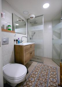 y baño con aseo, lavabo y ducha. en Tony Guesthouse, en Acre