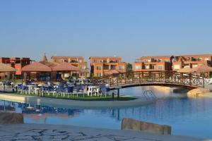בריכת השחייה שנמצאת ב-Marina Wadi Degla Resort Families Only או באזור