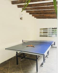 eine Tischtennisplatte in einem Zimmer mit einem Tisch in der Unterkunft Finca entre nubes in Guarne