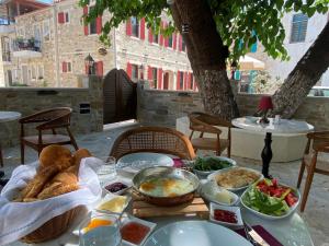 uma mesa com pratos de comida por cima em Dionysos 1789 Boutique Hotel em Foça