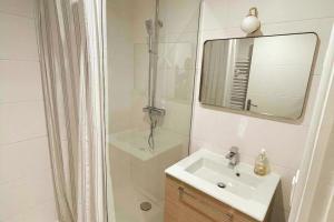 Ένα μπάνιο στο Cozy & Elegant Appartement Narbonne +15 φωτογραφίες