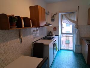 centro monti tiburtini في روما: مطبخ مع مغسلة وموقد فرن علوي