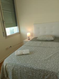 1 dormitorio con cama con almohada en Espectacular apartamento de alquiler en Santa Coloma Barcelona en Santa Coloma de Gramanet