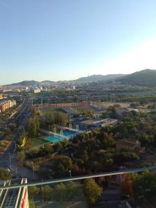 Luftblick auf eine Stadt mit Autobahn in der Unterkunft Espectacular apartamento de alquiler en Santa Coloma Barcelona in Santa Coloma de Gramanet