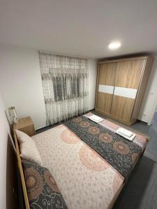 ein kleines Schlafzimmer mit 2 Betten und einem Schrank in der Unterkunft ANGELIKATOS in Golubac