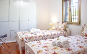 ein Schlafzimmer mit 2 Betten und Handtüchern darauf in der Unterkunft Sardinia SeaBreeze Villa IUN R2178 in Castelsardo