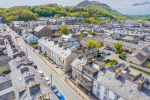 an aerial view of a city with buildings at Snowdon House, 8 bedrooms, sleep 16, close to Blackrock Sand in Porthmadog