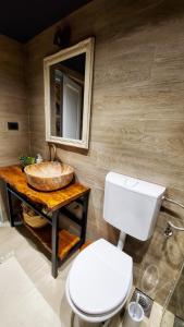 La salle de bains est pourvue d'un lavabo et de toilettes. dans l'établissement Coratina Cottage, à Ulcinj