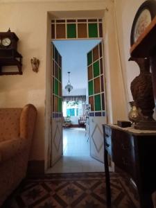 Habitación con una puerta que conduce a una habitación en Casa Pellegrini - Hostel en San Pedro
