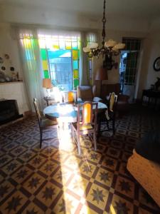 sala de estar con mesa y sillas y comedor en Casa Pellegrini - Hostel en San Pedro
