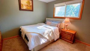 um quarto com uma cama com um candeeiro e uma janela em Fantastic Oasis Home in Stevens Point em Stevens Point