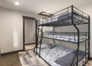 a bedroom with two bunk beds in a room at Summit House in Cle Elum