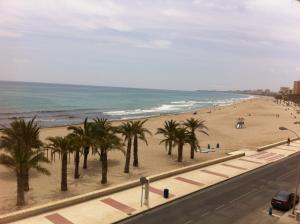 Fotografia z galérie ubytovania Frente al mar, a 10 metros de la playa, vistas increíbles del mar, reformado 2021 !!! v destinácii El Campello