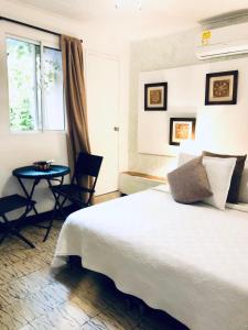 1 dormitorio con cama, mesa y ventana en Balcones de Venecia, en Cartagena de Indias