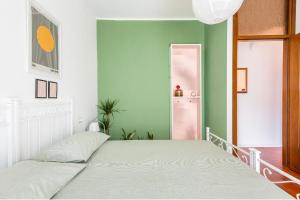 una camera con letto e parete verde di Casa Maria a Nesso