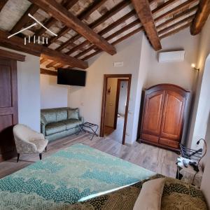 Casa Argenti في Arrone: غرفة نوم بسرير واريكة في غرفة