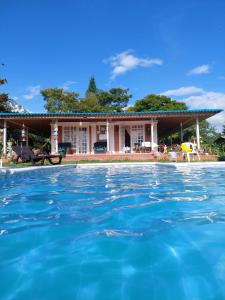 una casa con piscina frente a ella en Villa Monica, en Montenegro