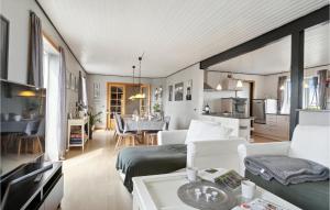 ein Wohnzimmer mit einem Sofa und einem Esszimmer in der Unterkunft Beautiful Home In Fars With Kitchen in Farsø