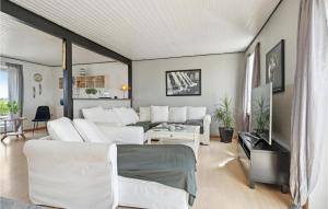 ein Wohnzimmer mit weißen Stühlen und einem Sofa in der Unterkunft Beautiful Home In Fars With Kitchen in Farsø