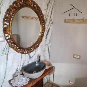 bagno con lavandino e specchio di Casa Argenti ad Arrone